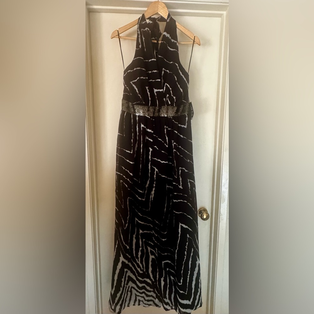 Express Monochrome Dress with Metallic Accent